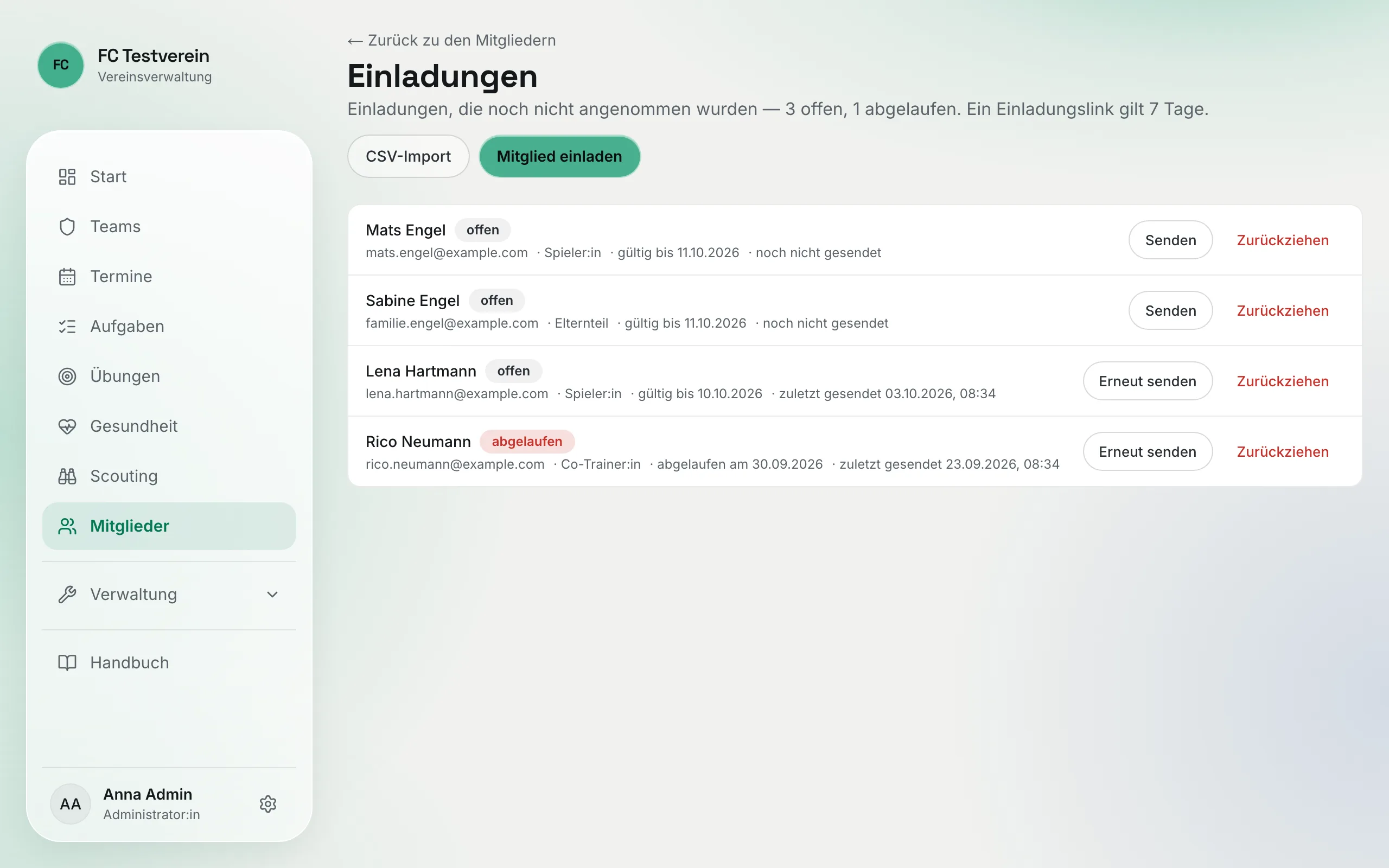 Seite „Einladungen“ mit offenen und abgelaufenen Einladungen, je mit Rolle, Gültigkeit, „zuletzt gesendet“ und den Buttons „Senden“/„Erneut senden“ und „Zurückziehen“