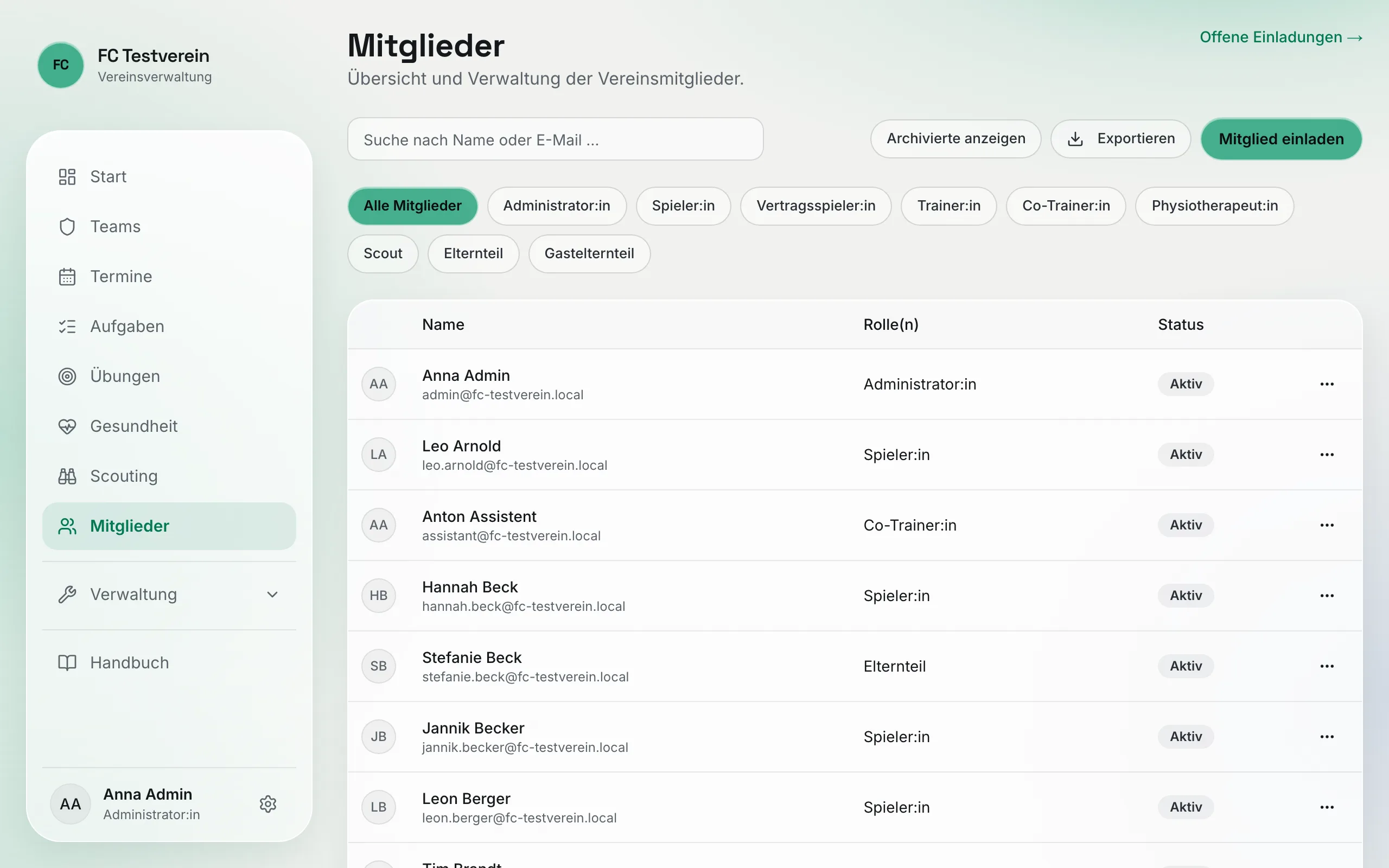 Mitgliederliste mit Suchfeld, Rollen-Filtern und Tabelle aus Name, Rolle(n) und Status