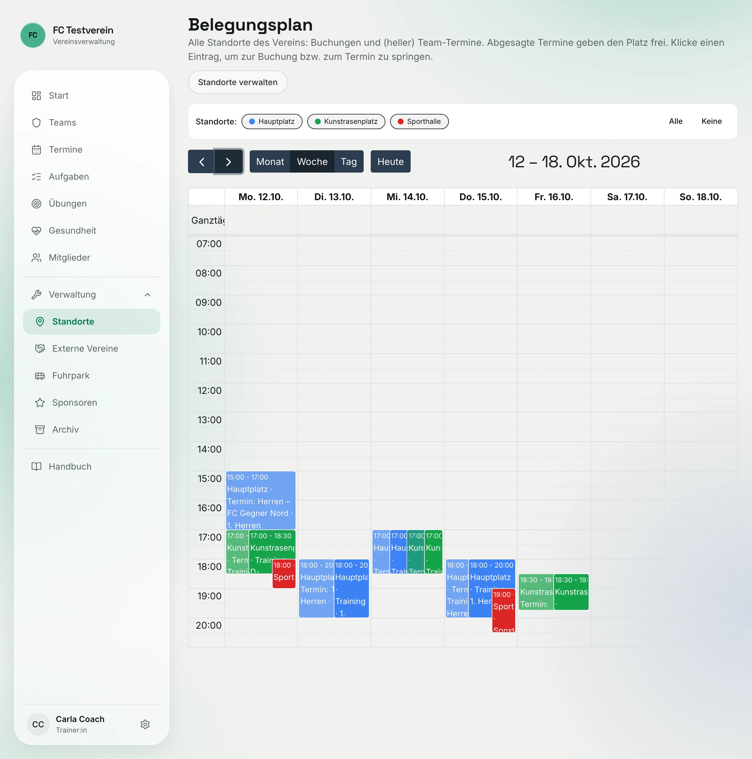 Belegungsplan in der Wochenansicht: oben die Filterleiste mit allen Standorten, darunter der Kalender mit farbigen Buchungen und helleren Team-Terminen