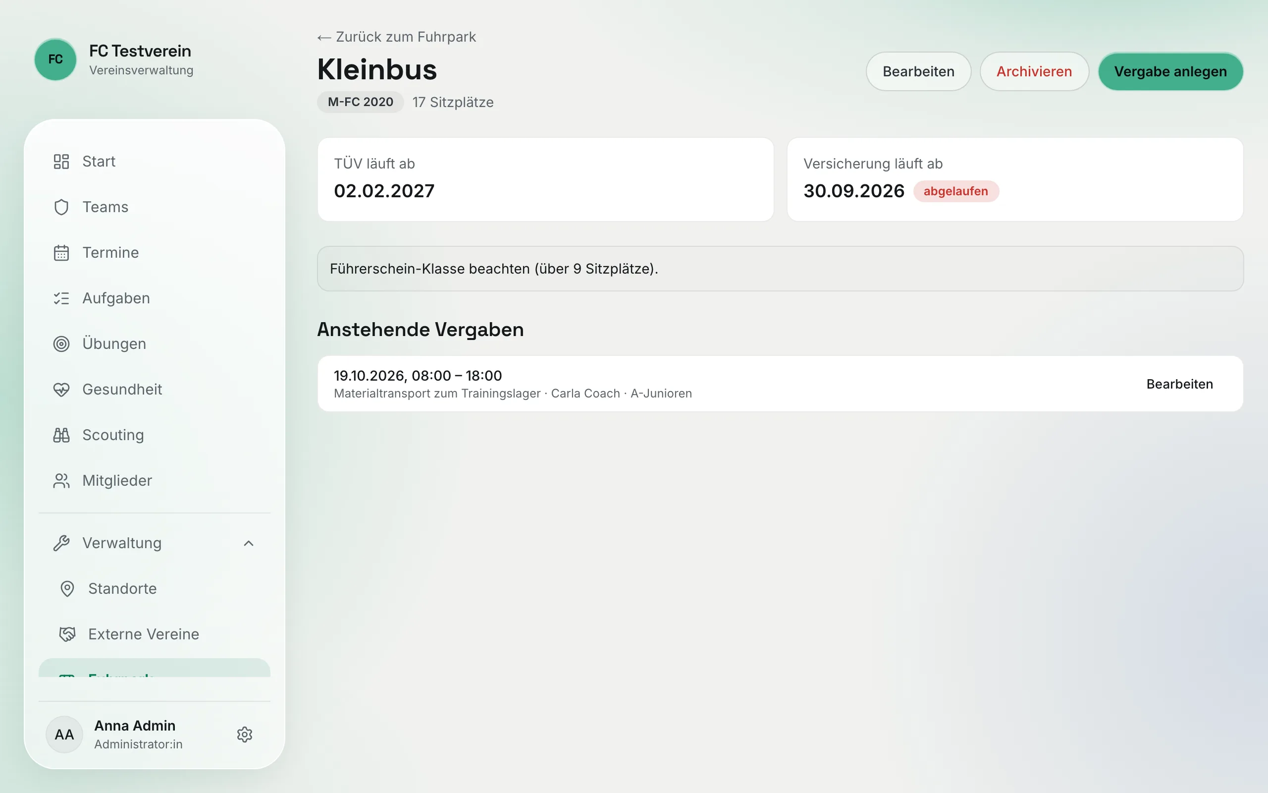 Detailseite „Kleinbus" mit den Kacheln „TÜV läuft ab" und „Versicherung läuft ab" (abgelaufen) und der Liste „Anstehende Vergaben"