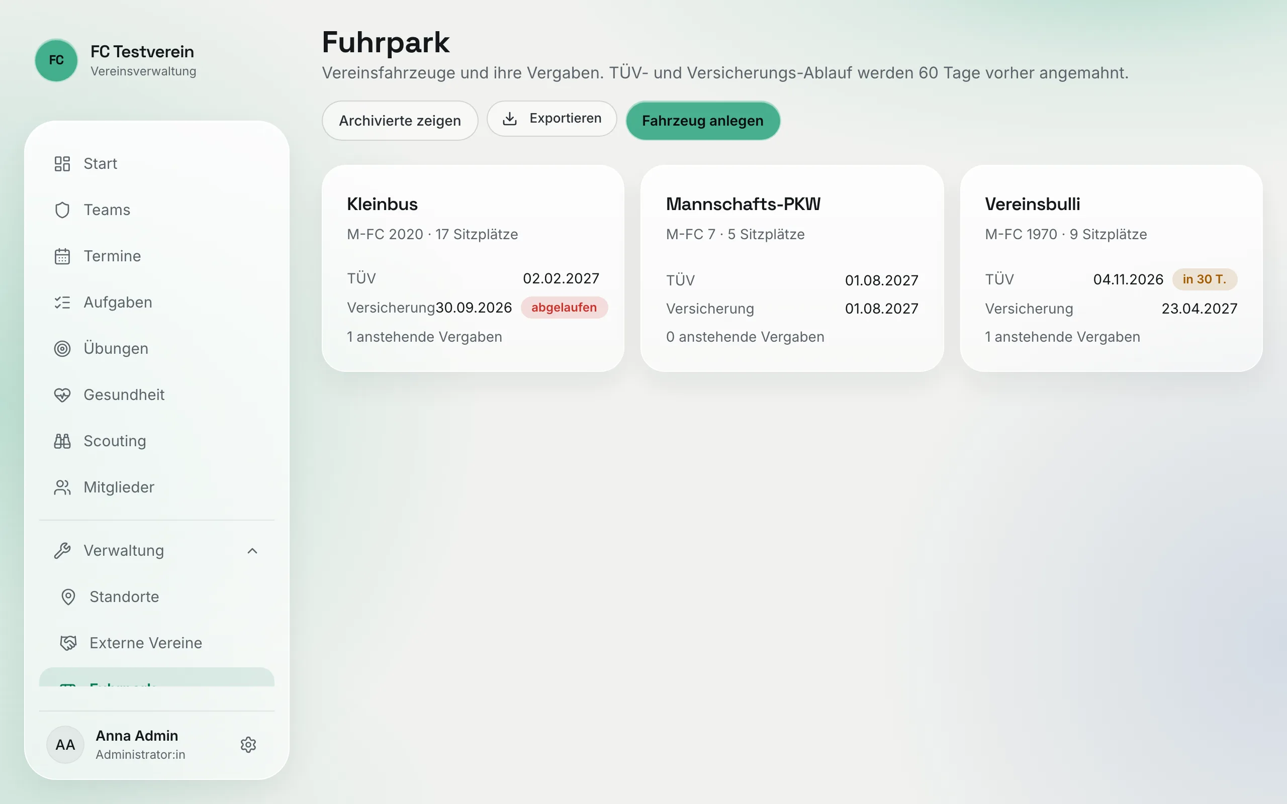 Seite „Fuhrpark" mit Karten für Vereinsbulli, Kleinbus und Mannschafts-PKW, jeweils mit Kennzeichen, Sitzplätzen, TÜV- und Versicherungsdatum und Anzahl anstehender Vergaben