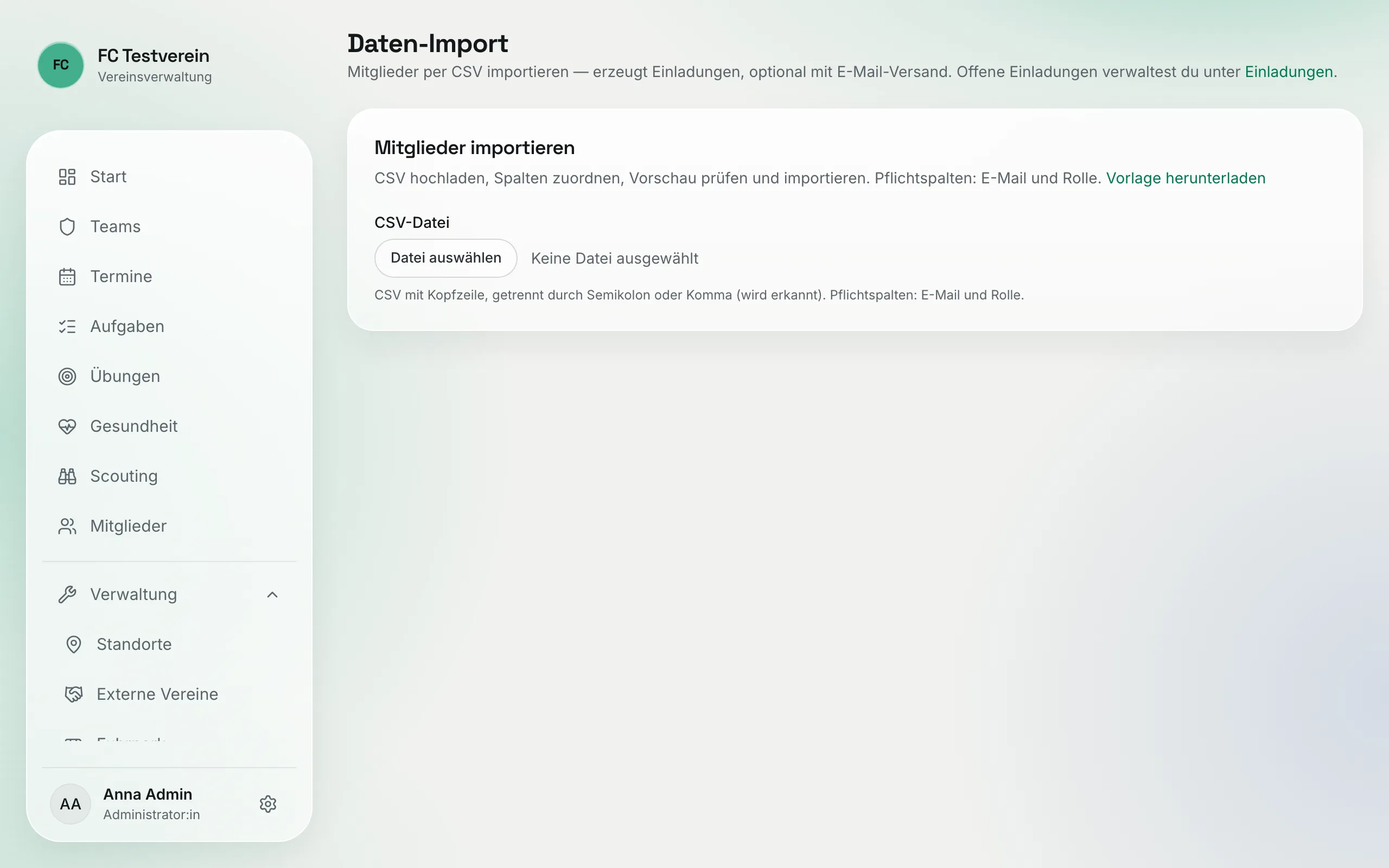 Seite „Daten-Import" mit der Karte „Mitglieder importieren", dem Link „Vorlage herunterladen" und dem Feld „CSV-Datei" mit dem Button „Datei auswählen"
