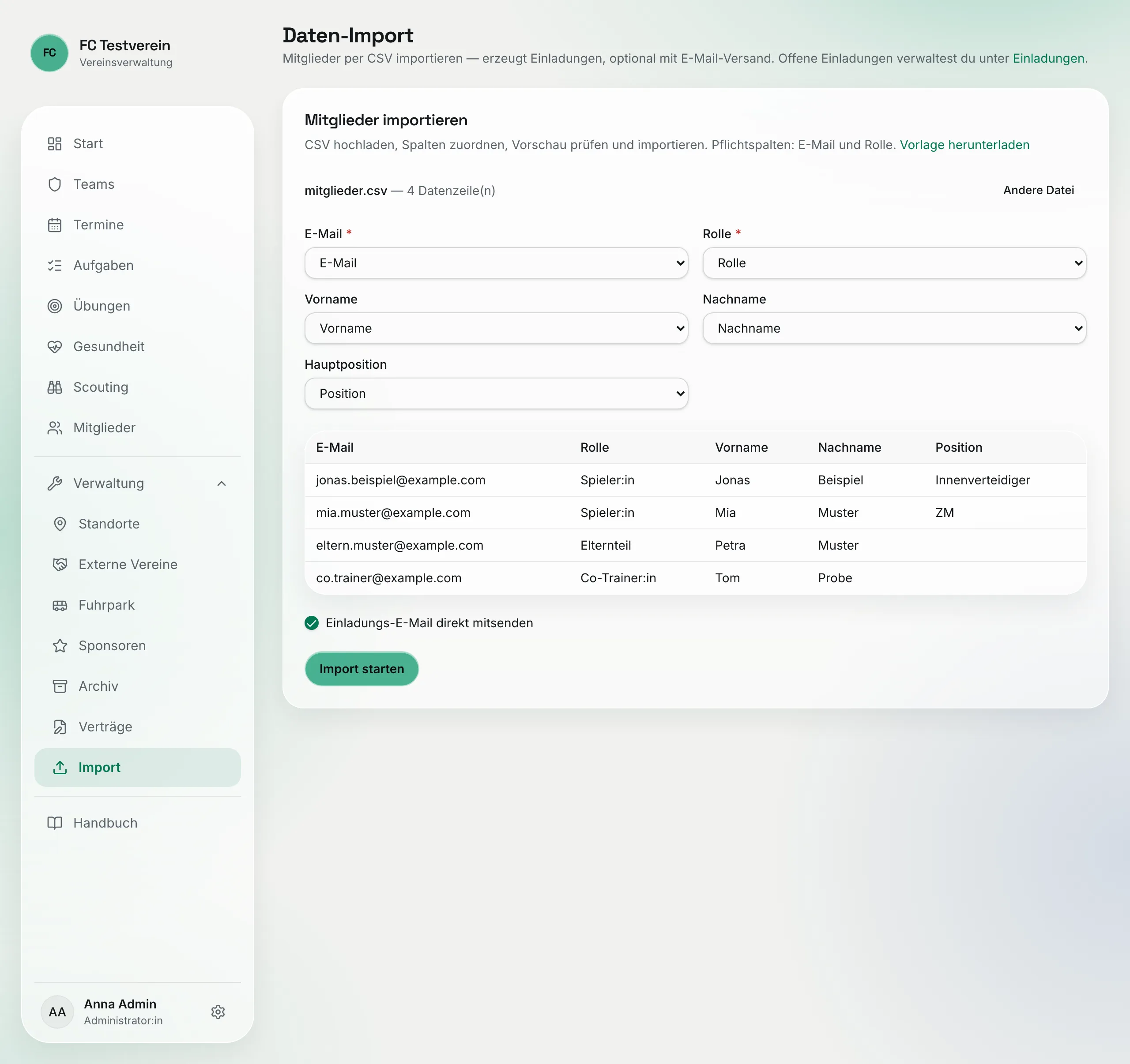 Zuordnungs-Schritt: Dateiname mit Zeilenzahl, Auswahlfelder für E-Mail, Rolle, Vorname, Nachname und Hauptposition, Vorschau-Tabelle, Häkchen „Einladungs-E-Mail direkt mitsenden" und Button „Import starten"