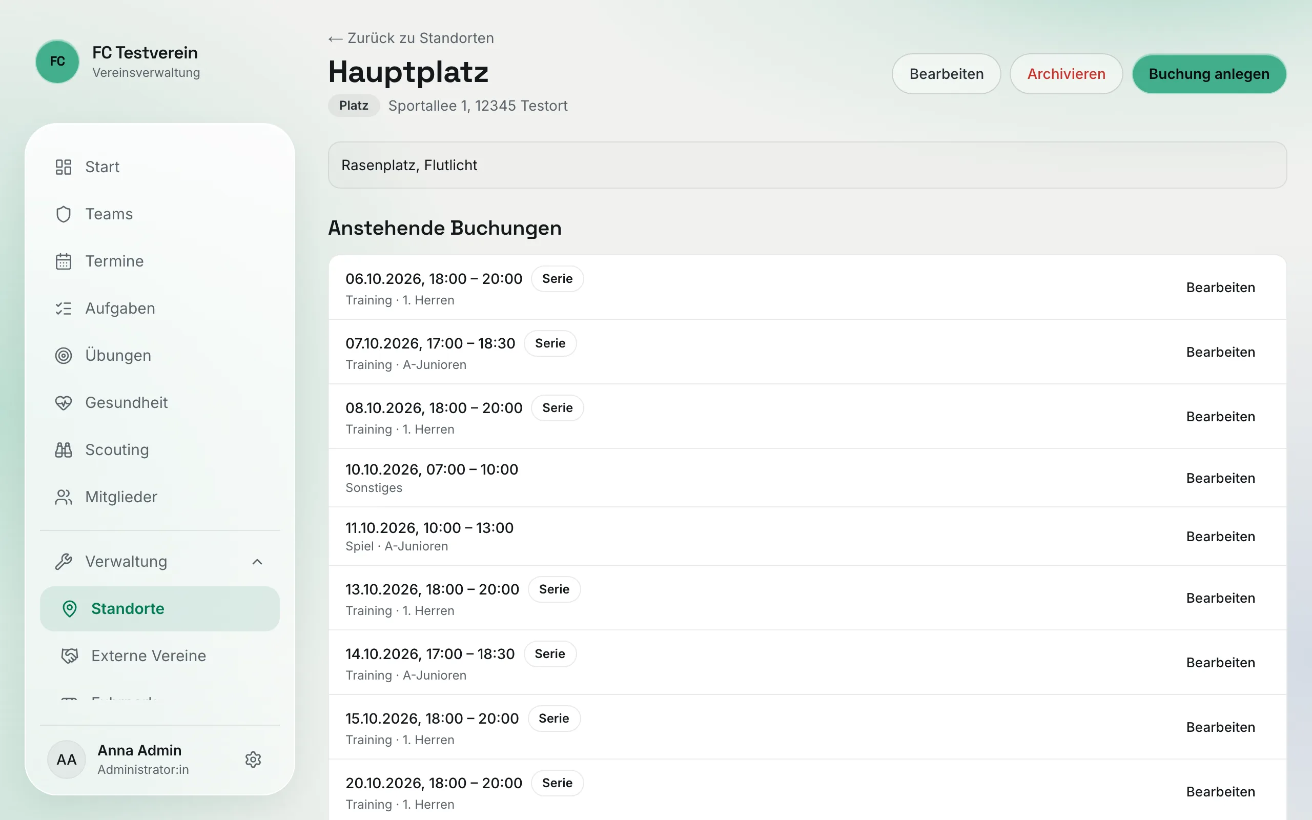 Detailseite „Hauptplatz" mit den Buttons Bearbeiten, Archivieren und Buchung anlegen und der Liste „Anstehende Buchungen"
