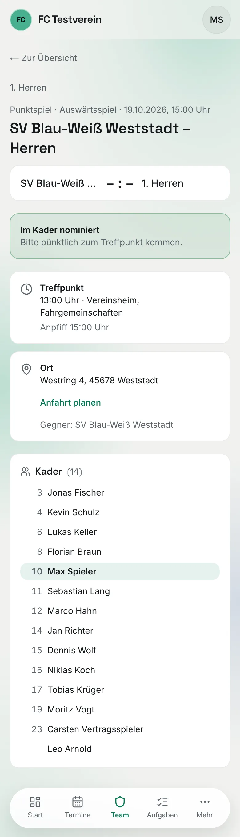 Spieltag vor dem Spiel auf dem Handy: Heimspiel mit Datum, grüner Hinweis „Im Kader nominiert", Treffpunkt, Ort mit „Anfahrt planen" und der Kader