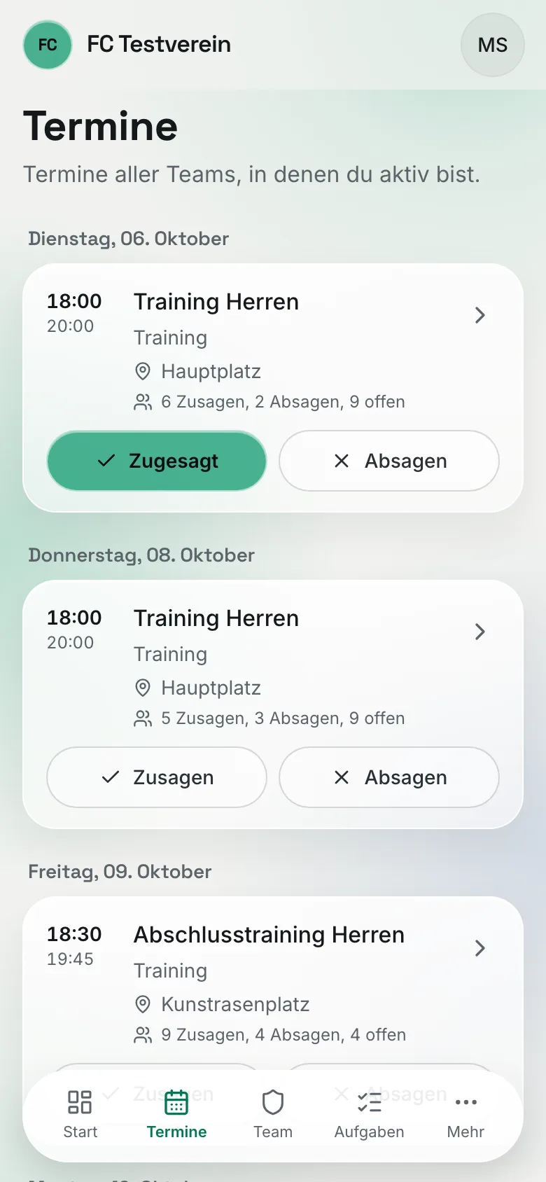 Die Terminliste auf dem Handy: nach Tagen gruppiert, jede Zeile mit Uhrzeit, Ort, Zusagen-Zähler und den Buttons „Zusagen" und „Absagen"