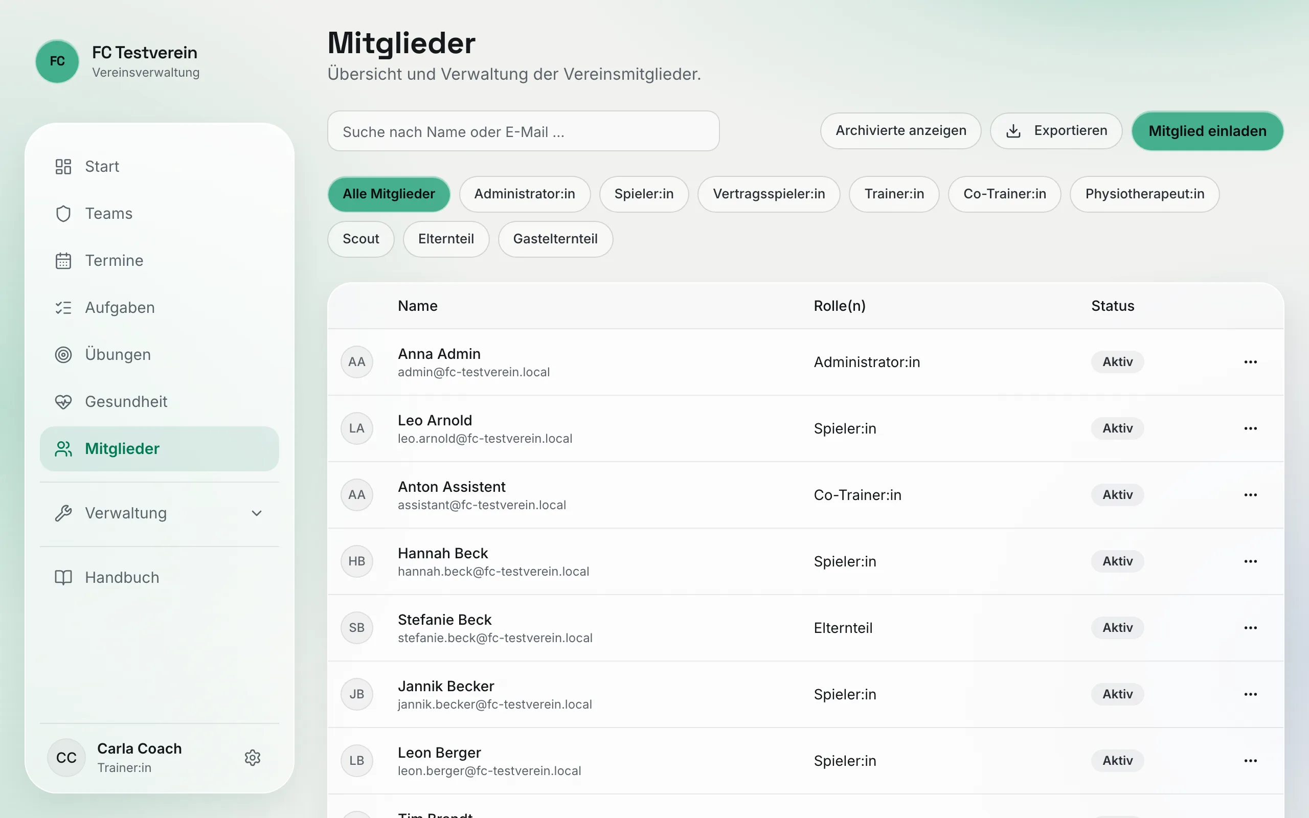 Mitgliederliste mit Suche, Rollen-Filter, Export, „Mitglied einladen“ und Tabelle mit Name, Rollen und Status