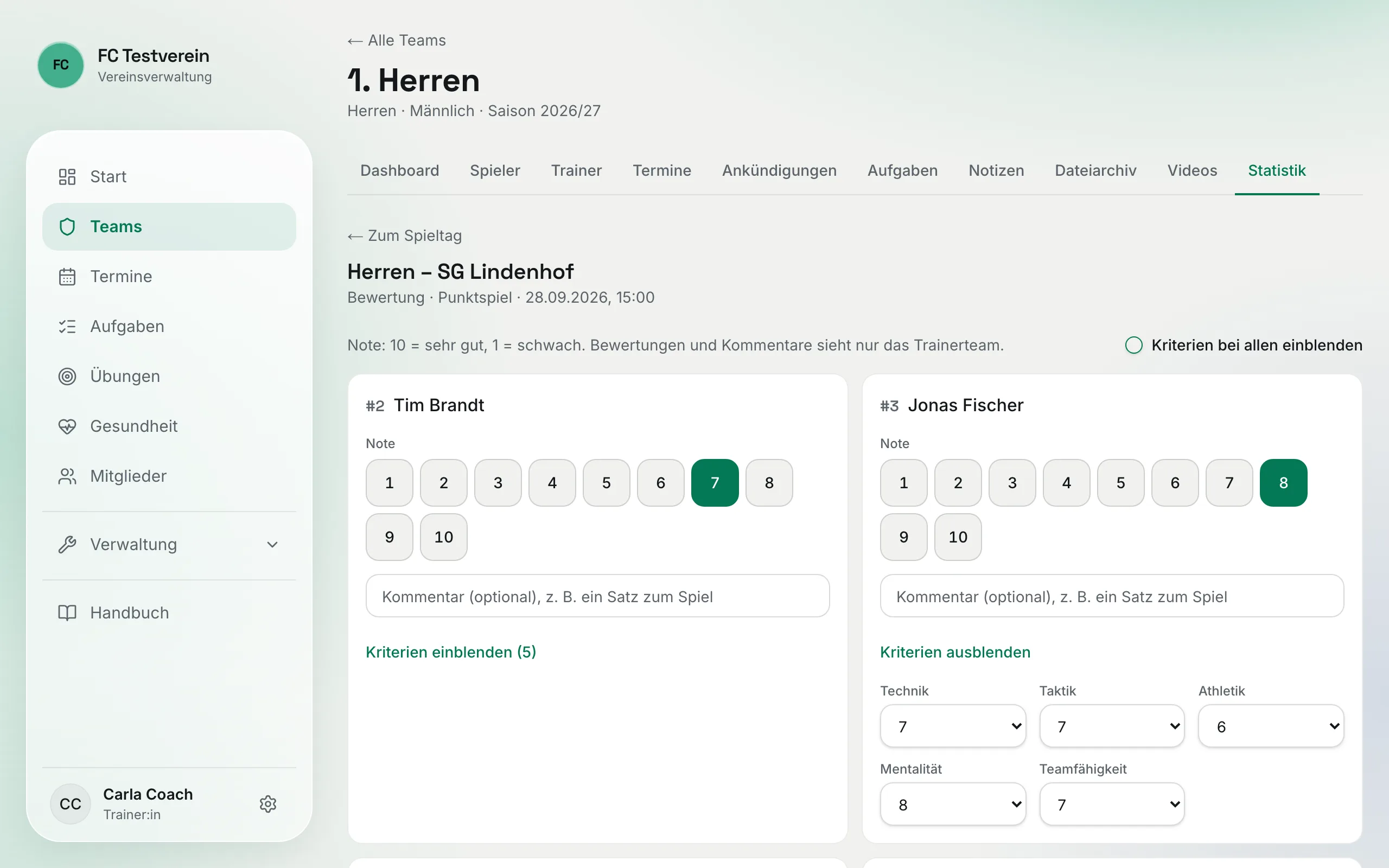 Bewertungsformular am Rechner: Karten pro Spieler mit Noten-Chips 1 bis 10, Kommentarfeld und „Kriterien einblenden"