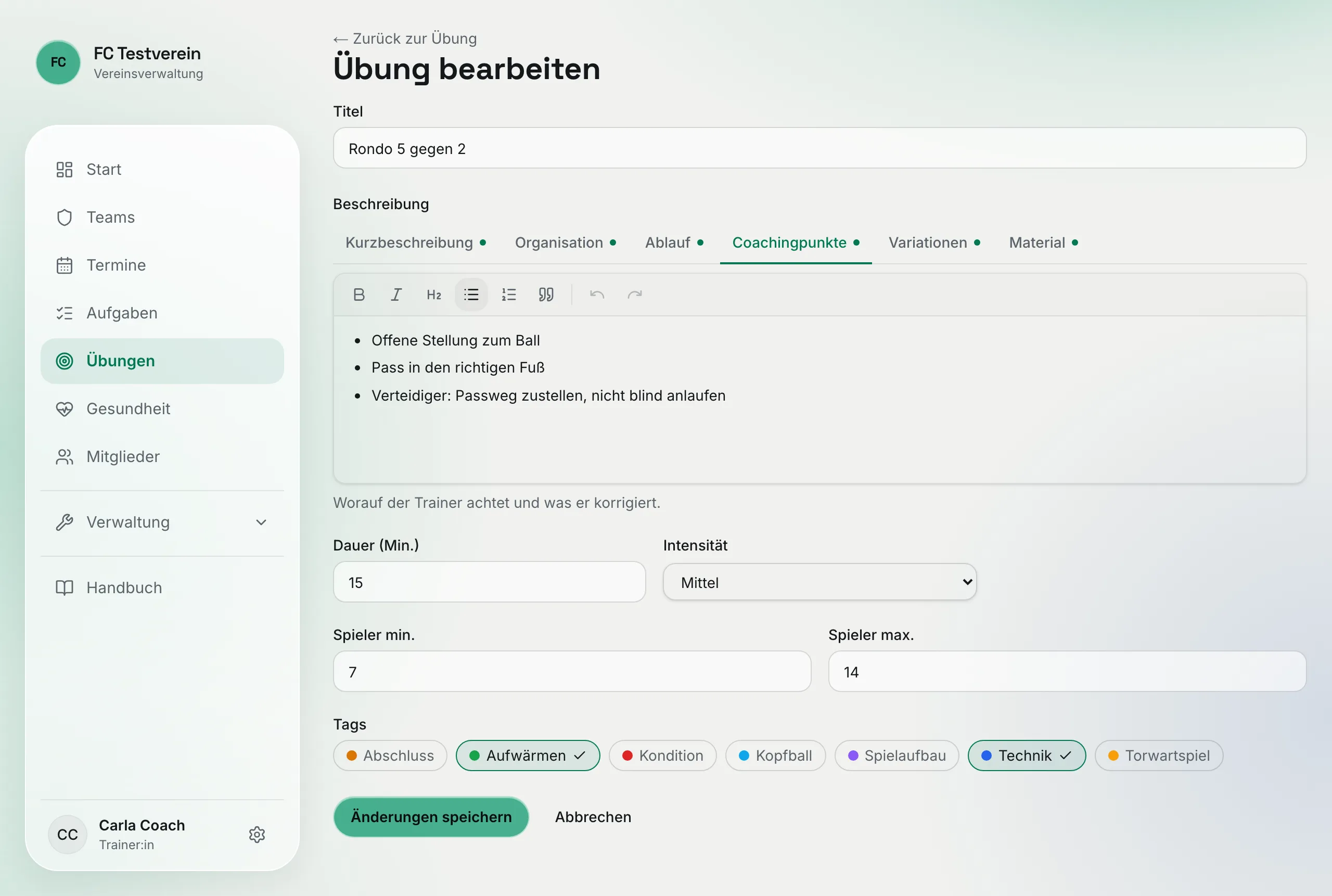 Formular einer Übung mit Titel, Reitern für die Beschreibung (Reiter „Coachingpunkte" aktiv), Dauer, Intensität, Spielerzahl und Tags